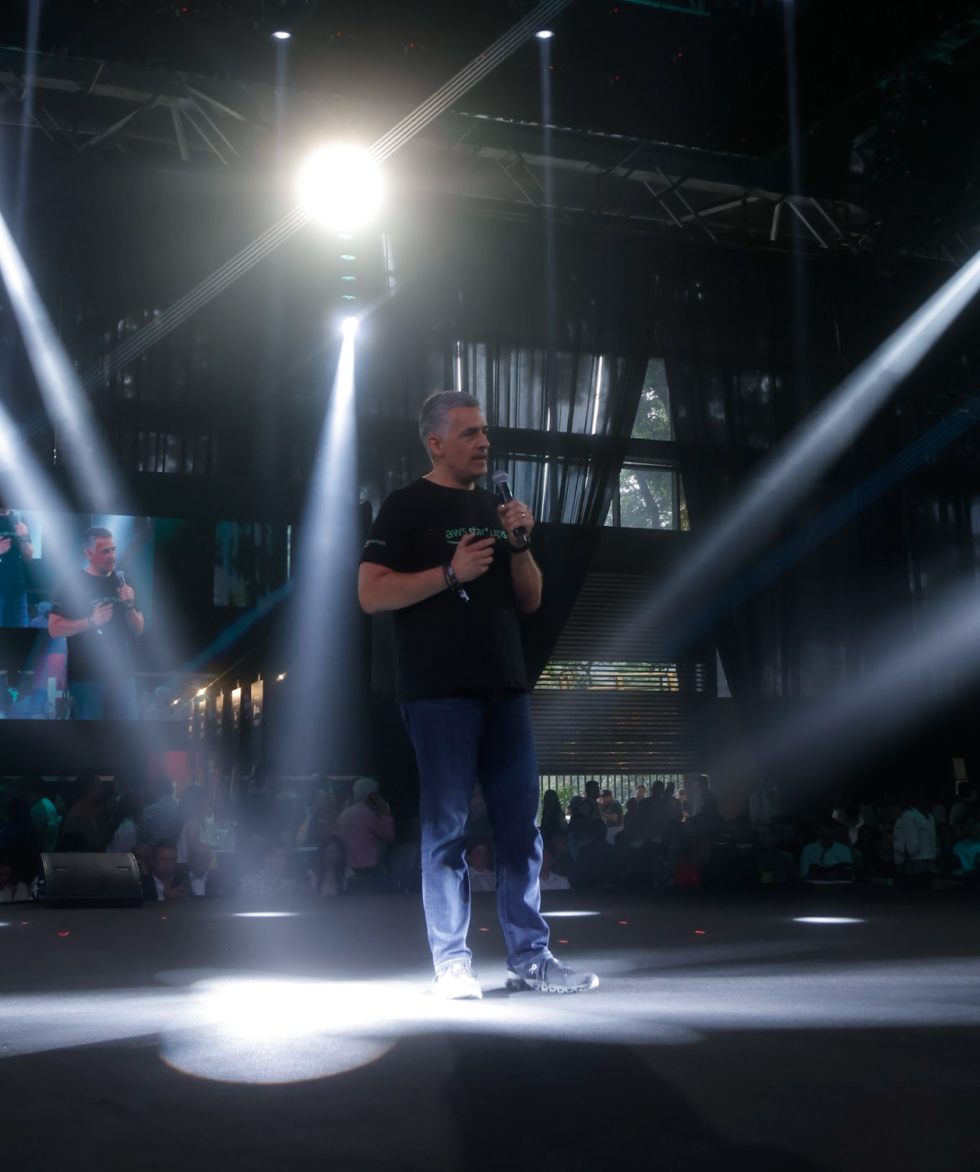 Startco — speaker en escenario